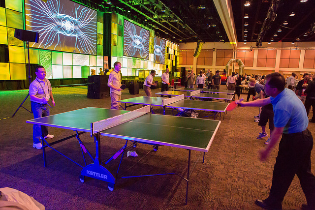 Foto del Developer summit, desarrolladores jugando a ping pong